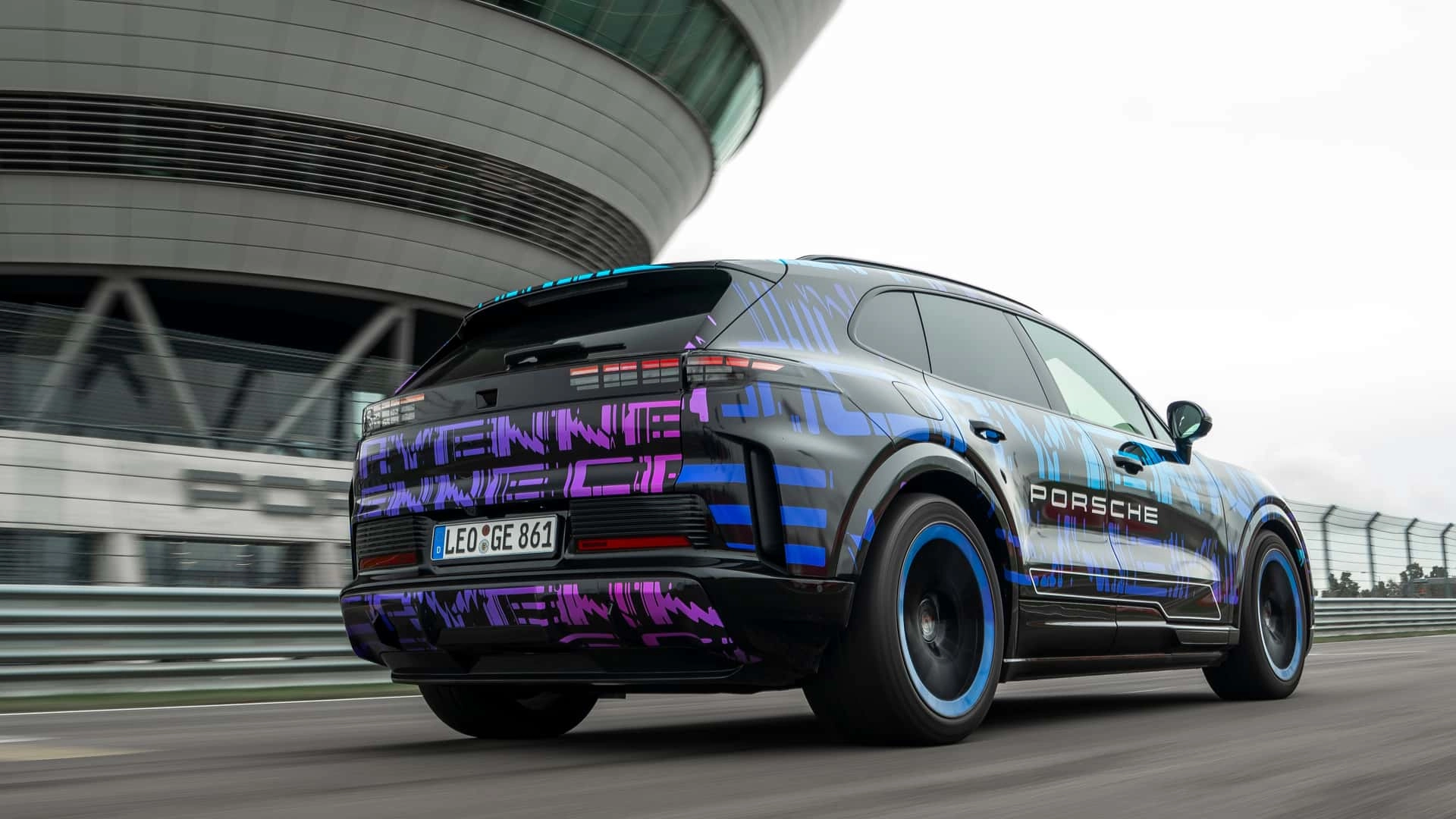 Porsche cayenne electric am porsche experience center in leipzig (1)